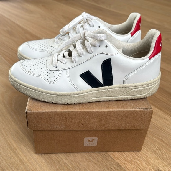 Vejas V-10 Sneakers in Red and US Women's 7/EUR 38